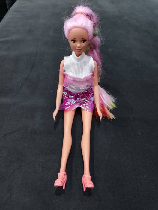 Piękna lalka Barbie tęczowe włosy