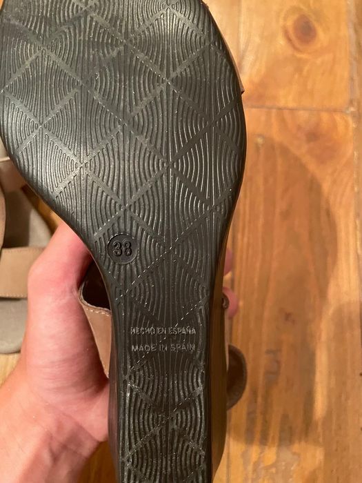 Sandálias de camurça camel.