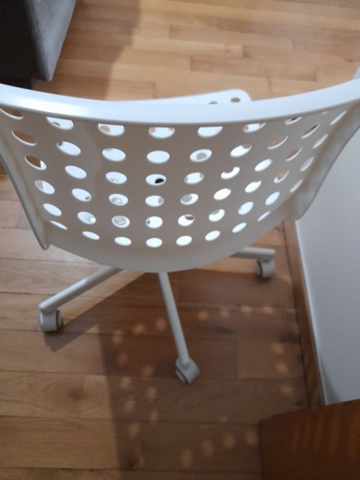 Cadeira de secretária branca com rodas