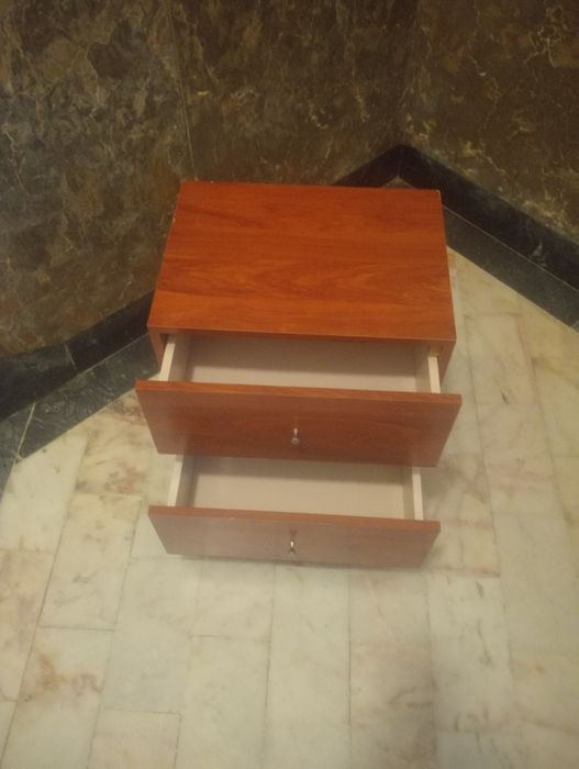 Duas mesas de cabeceira em bom estado