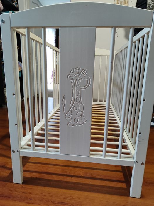 Białe drewniane łóżeczko