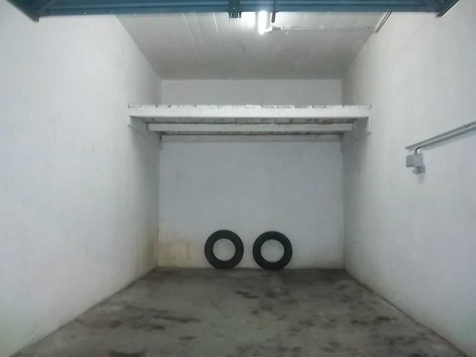 DUAS BOX Cobertas E FECHADAS NO CENTRO DA ERICEIRA