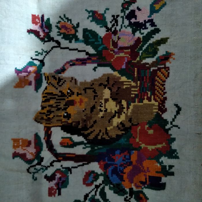 Продам вишивку ручна робота,,котик в квіточках,,