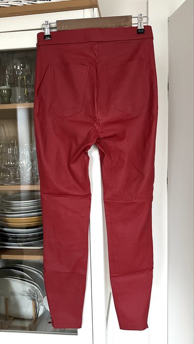 Czerwone spodnie a’la skóra Pull & Bear