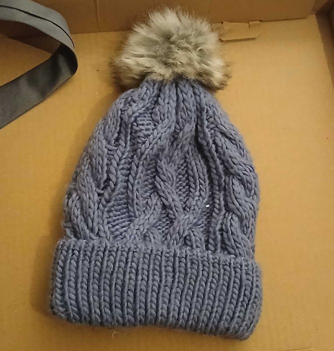 Czapka z pomponem niebieska