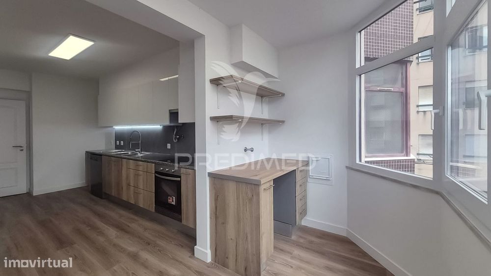 Apartamento T3 totalmente remodelado, situado na prestigiada Estrad...