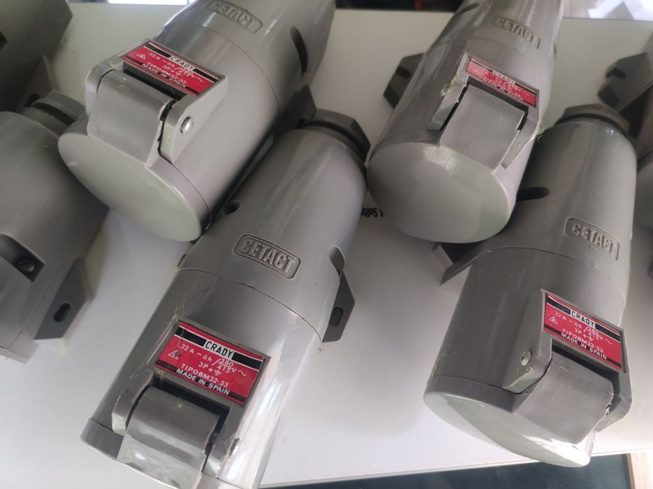 Lote de tomadas indústriais novas 4 euros cada
