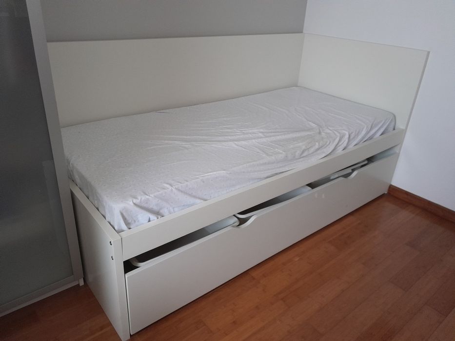 Cama Solteiro c/ 3 gavetoes/caixas e mesa de cabeceira , ler descrição