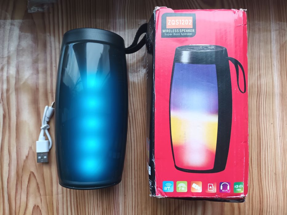 Колонка Bluetooth з світломузикою та радіо
