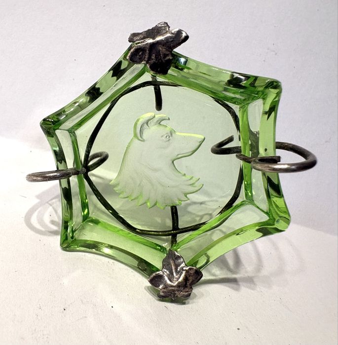 Raro e lindo pequeno antigo saleiro em vidro verde com intaglio de um cão e armação em prata Arte Nova