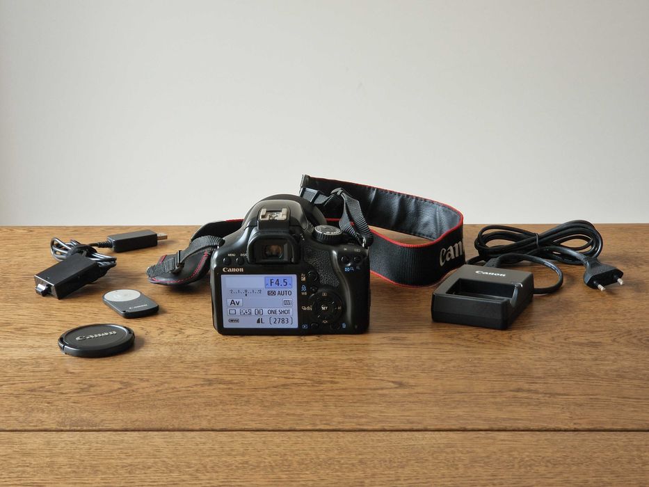 Canon EOS 450D + 18-55mm IS + Carregador + Comandos + Extras