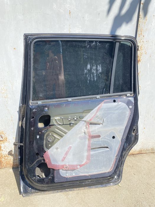 Двері та скло бокове Опель Зафіра Б чорні в зборі
