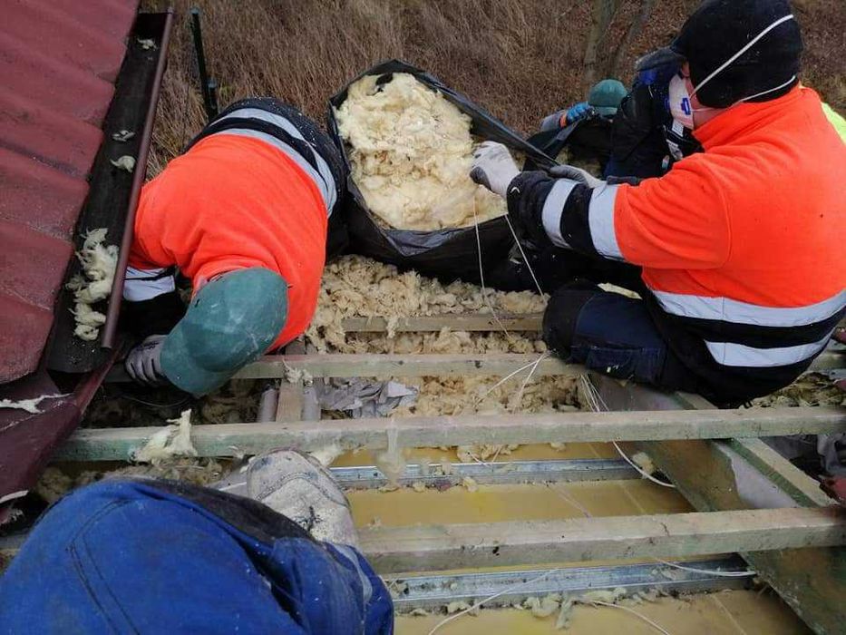 Ocieplanie, wdmuchiwanie celulozy i naprawa uszkodzonych izolacji dach