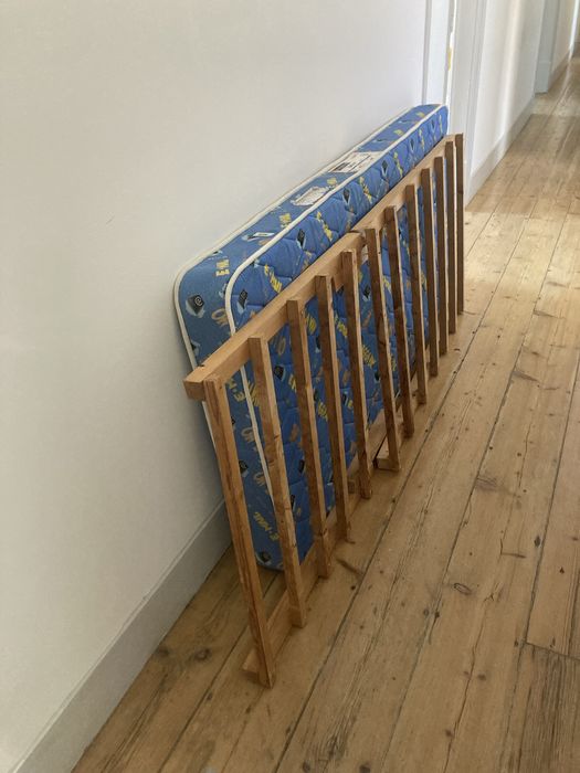 OFEREÇO colchão + ripas de madeira