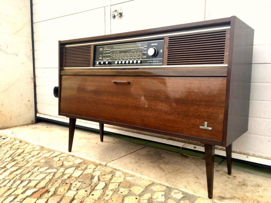 Aparador rádio gira discos Grundig grande a funcionar 118comp x 36prof