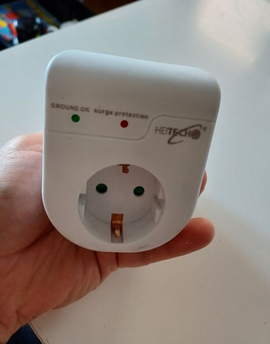 Gniazdo przeciwprzepieciowe HEITECH z kontrolka