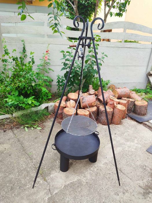 Grill ogrodowy ogniskowy trójnóg. Grill