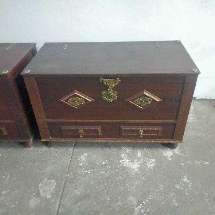 Sofá/cama em couro mais duas arcas (para desocupar)