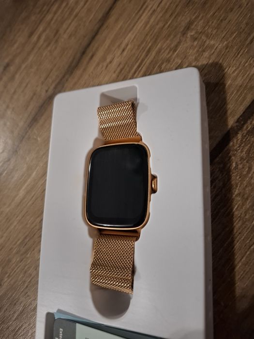 Piękny i stylowy złoty Smartwatch