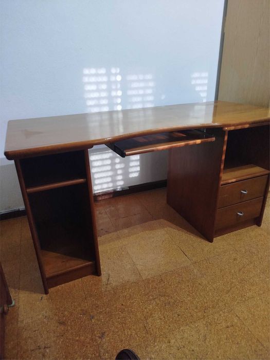 Mobilia de quarto e Secretária