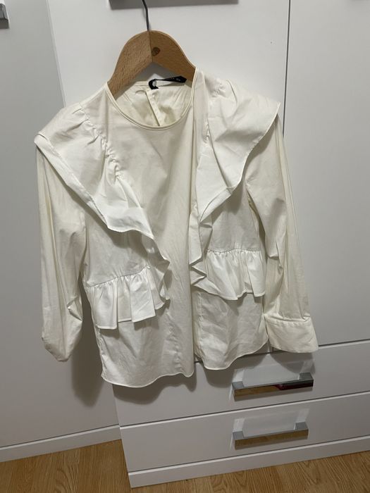 Biała koszula z falbanami