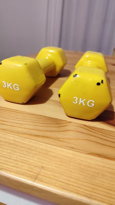Par de halteres 3 kg (2 x 3 kg) amarelos, hexagonais