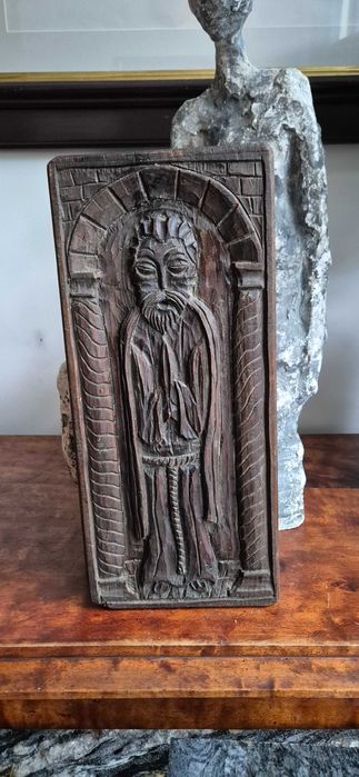 Drewniana antyczna płaskorzeźba zakonnika świętego gotyk relief