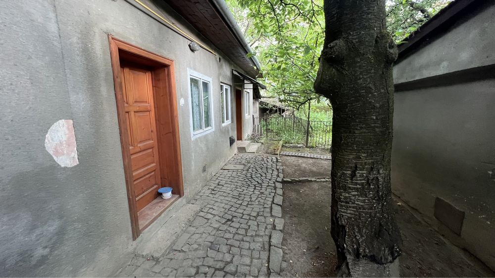 Дім на 8 сотинах престижна локація