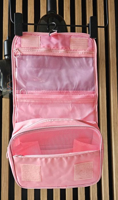 Różowa wisząca kosmetyczka damska składana zapinana