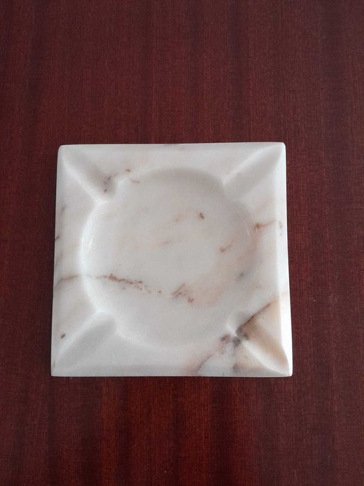 Cinzeiros de Mármore esculpidos à mão