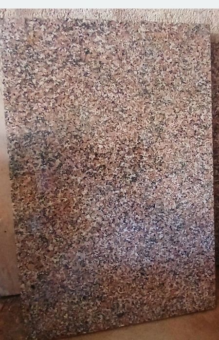 Pedra retangular em granito rosa