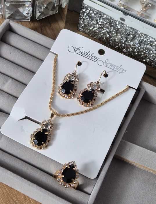 zestaw biżuterii złoty naszyjnik kolczyki pierścionek czarne cyrkonie