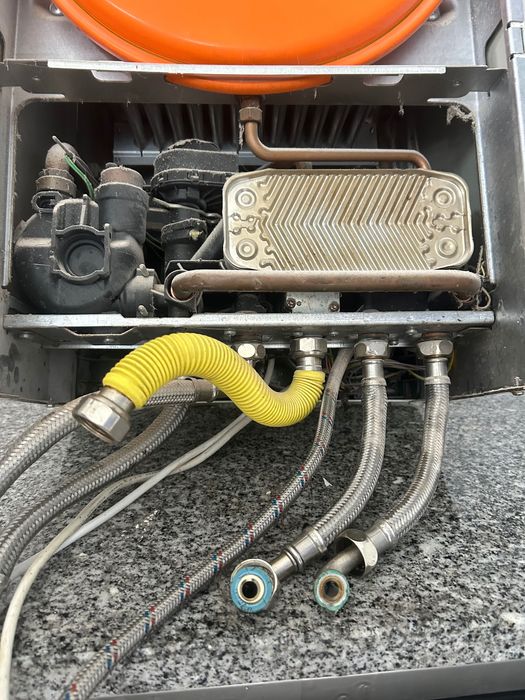 Caldeira de gás natural, aquecimento central e águas sanitárias.