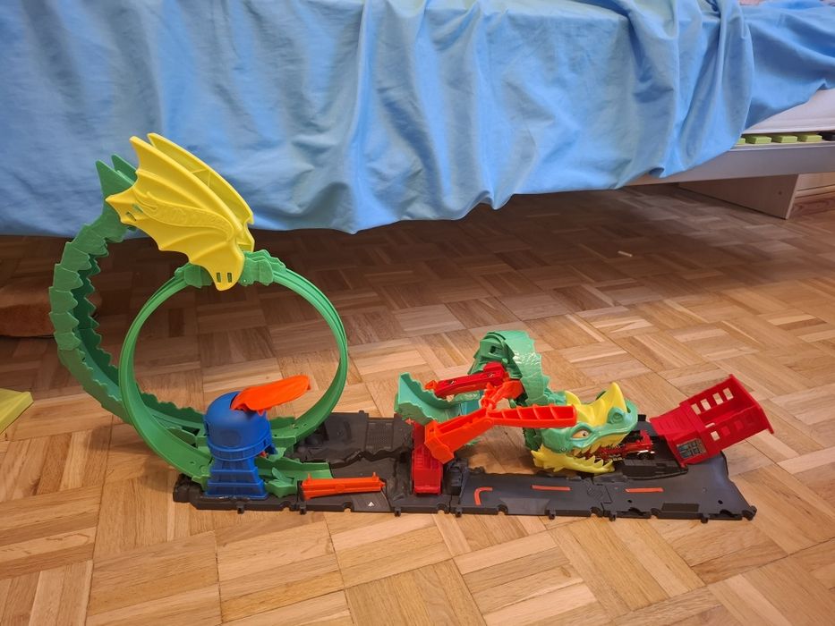 Tor Hot Wheels dragon pętla smoka