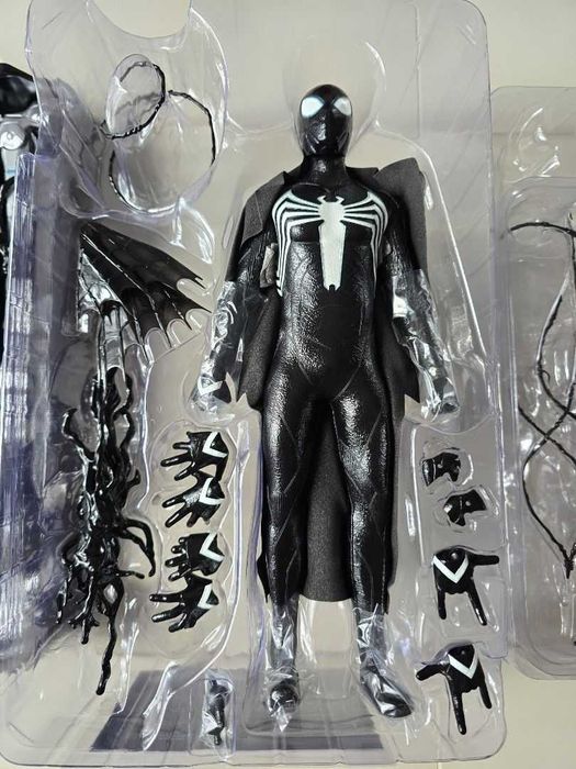 Figura Hot Toys Spider Man 2 (Video game) Peter Parker in Black Suit