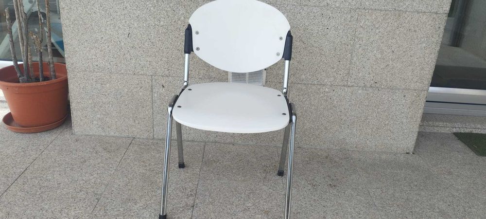 cadeiras brancas