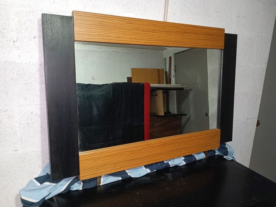 Cómoda com espelho completamente impecável, robusta ,linhas modernas 
Medidas:120/90/52cm