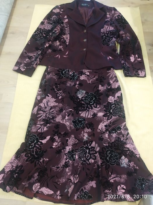 Костюм женский 54размер Б/У в отличном состоянии.Плотная ткань, велюр.