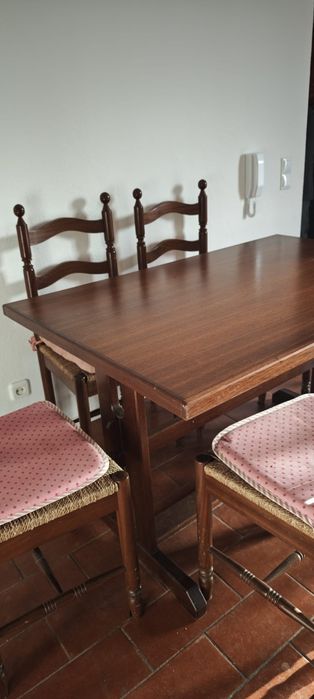 Mesa de madeira maciça com cadeiras