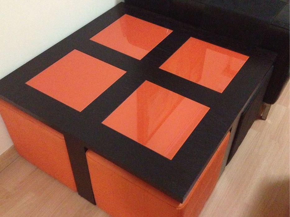 Mesa apoio com 4 bancos em pele preto e laranja
