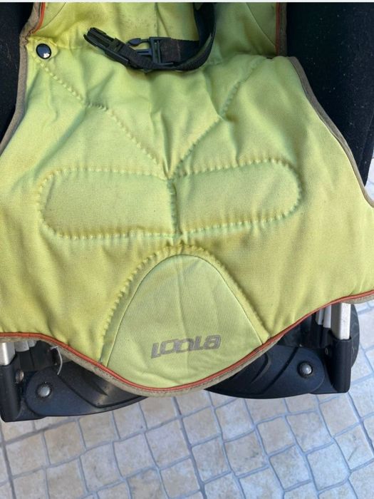 Carrinho para transportar o bebé.