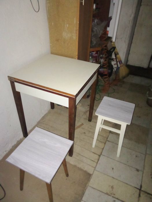 Продаю кухон.стол +2табурета