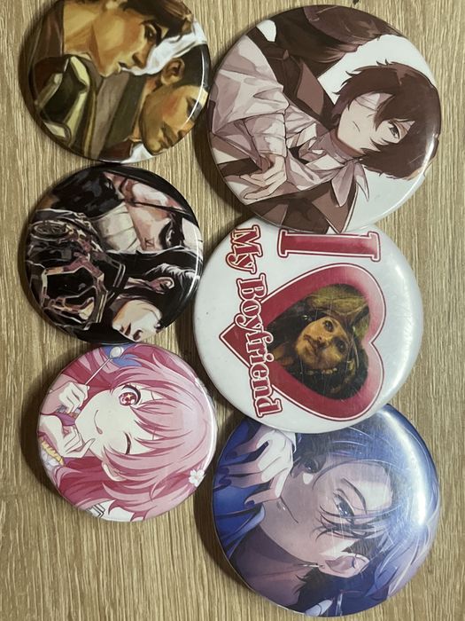 аніме мерч (брелки, значки)
