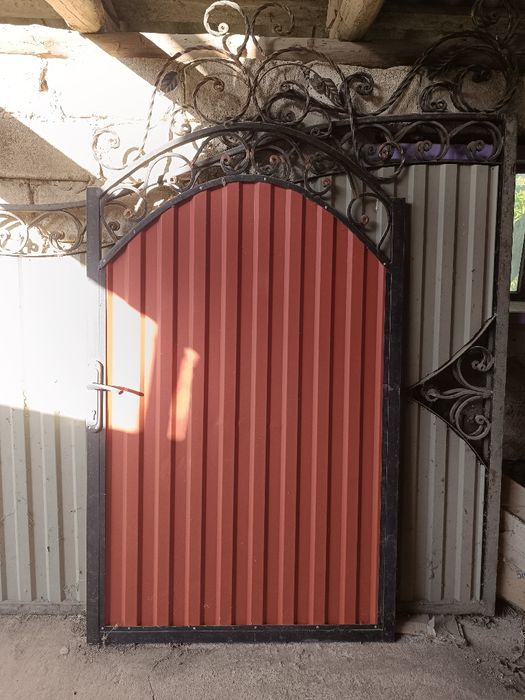 Продаються варота з хвірткою та листи бляхи на забор,та арматура