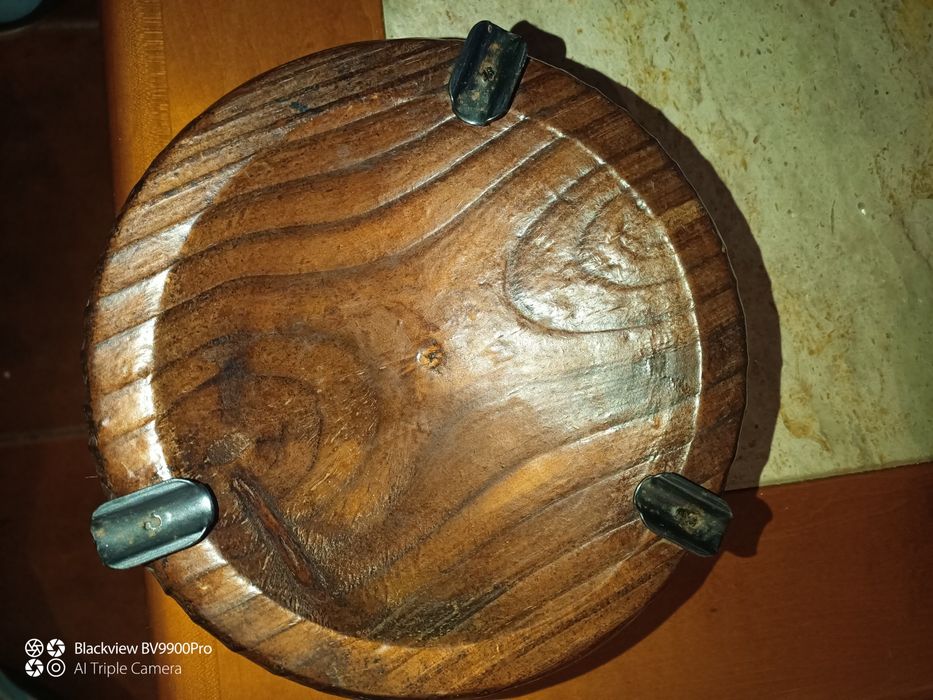 Cinzeiro em madeira com corda enrolada