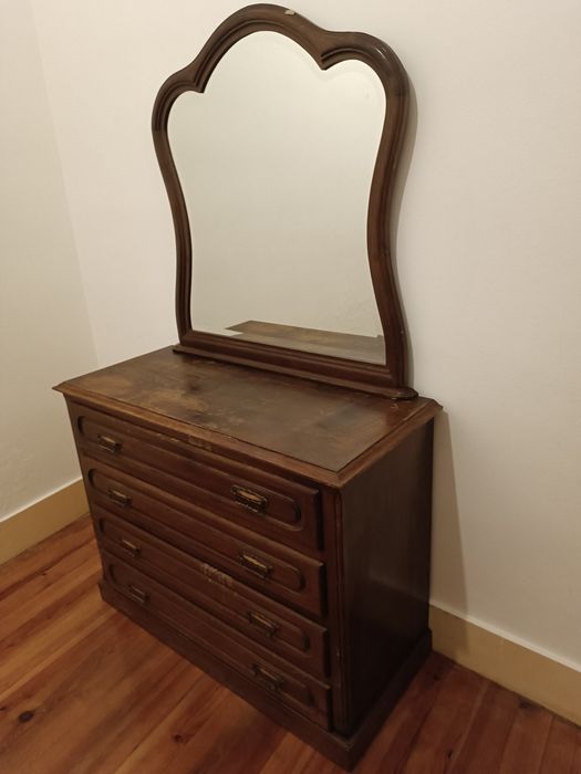 Móvel com espelho