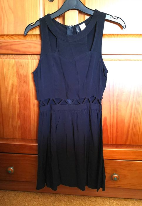 Vestido preto com aberturas H&M Divided, tamanho 34