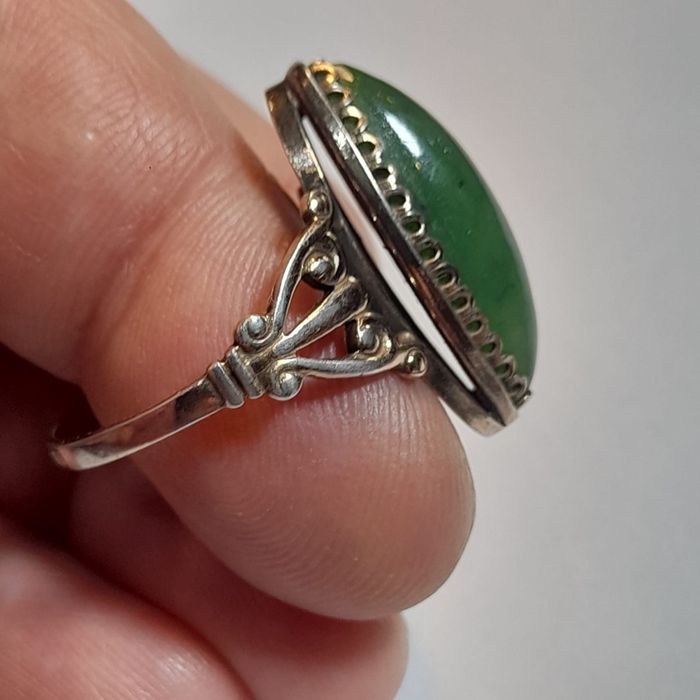 Srebrny pierścionek z nefrytem