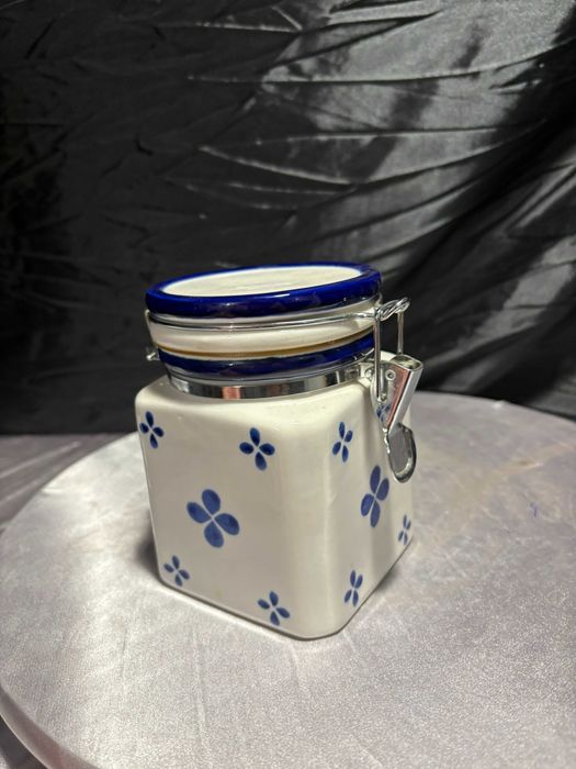Ceramiczny pojemnik kuchenny z zamknięciem – biało-kobaltowy