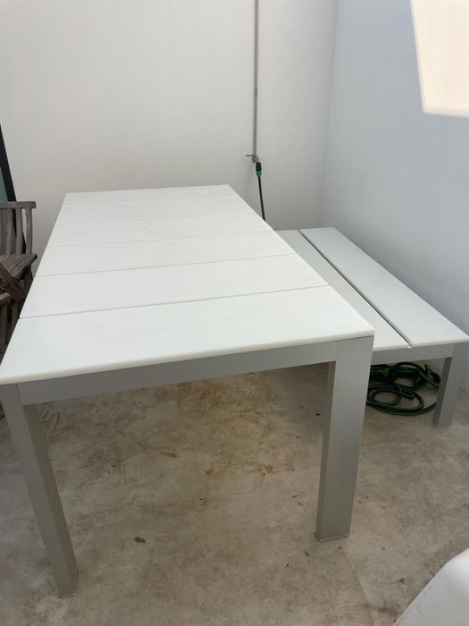 Mesa exterior metalica com banco corrido